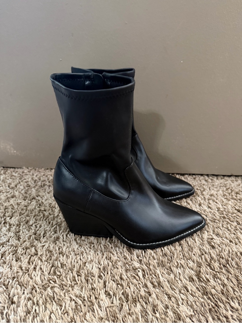 Universal Thread Size 6 Aubree Boot- NWT
